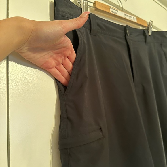 Columbia Men’s Black Shorts (W 38) - Picture 2 of 6